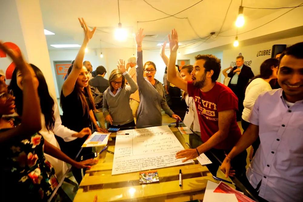 Varias personas participan de un evento en Ciudad del Saber