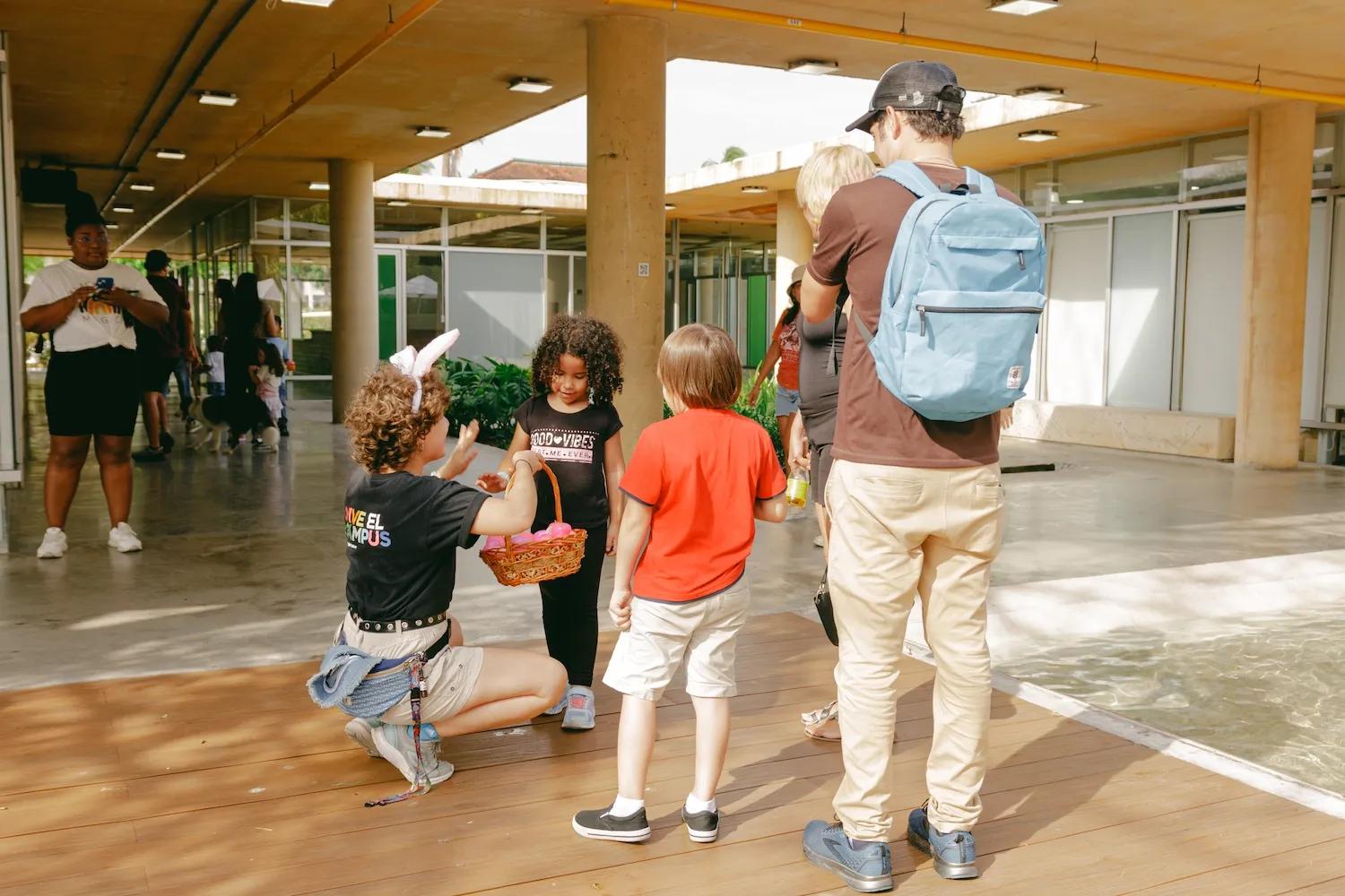 Niños comparte espacios en La Plaza