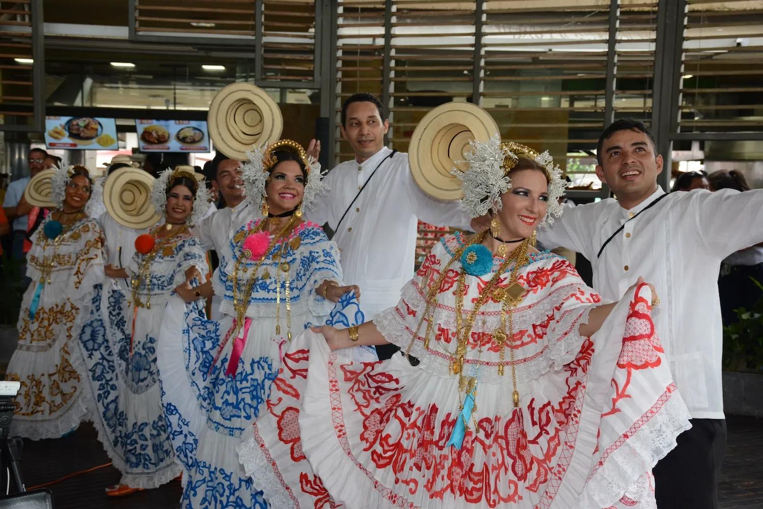 Danzas folclóricas en el bazar