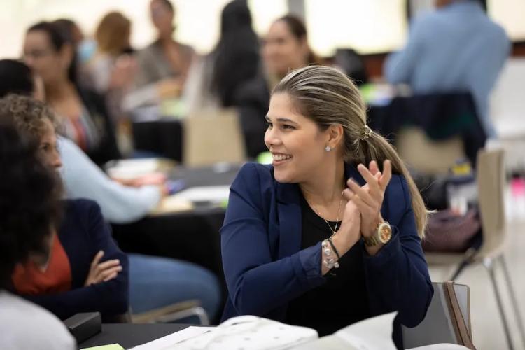 Mujer empresaria en charla aplaudiendo