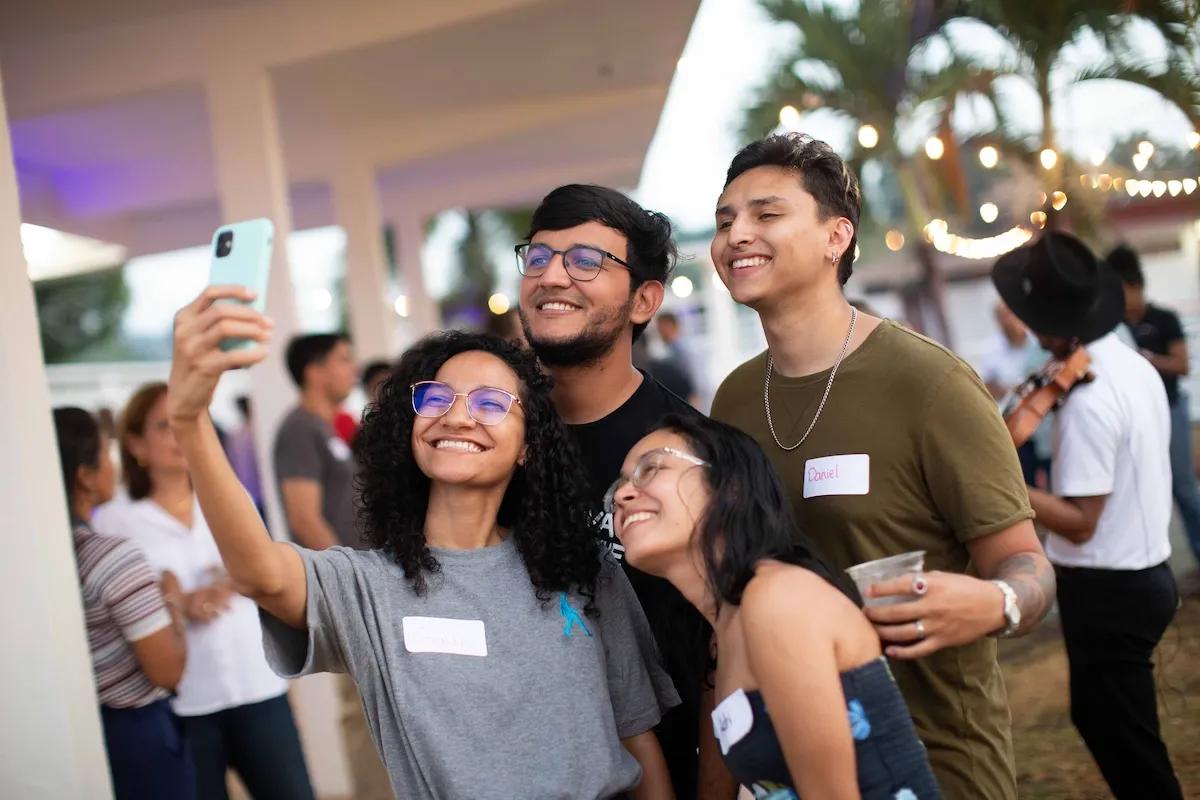 Joven se toman un selfie en Ciudad del Saber