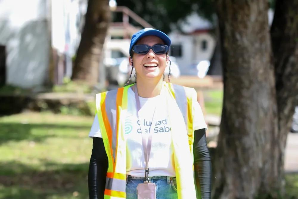 Mujer sonriente en su trabajo en Ciudad del Saber