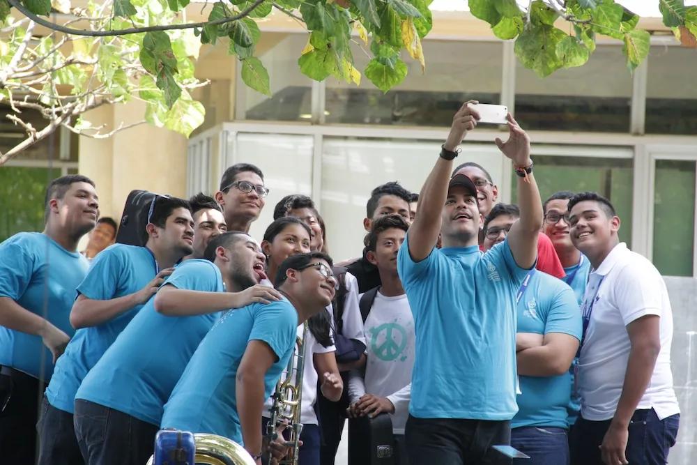 Personas reunidas con camisetas de Ciudad del Saber, se toman una selfie 
