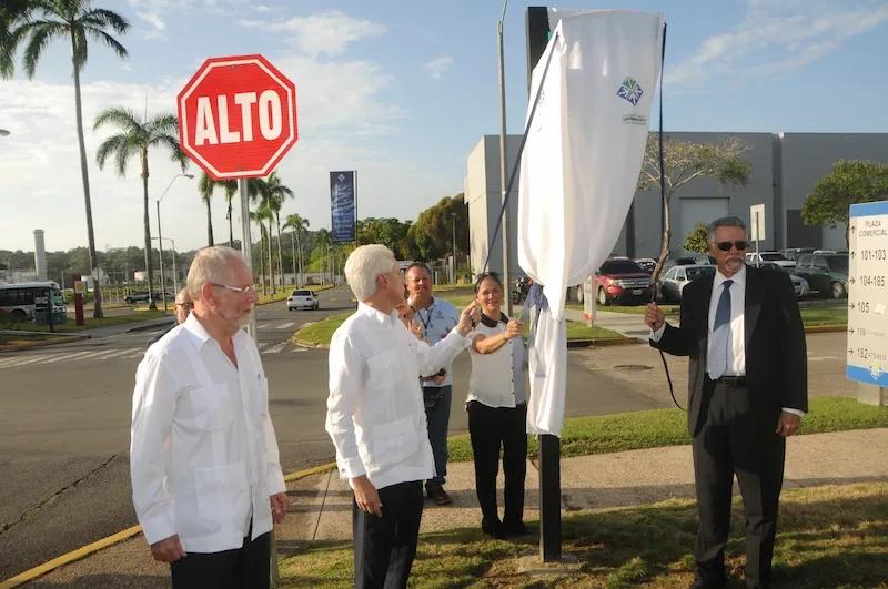 Fotografía de archivo destapando placa conmemorativa 