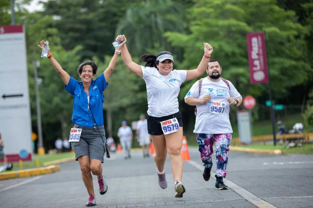 Personas realizan actividad deportiva