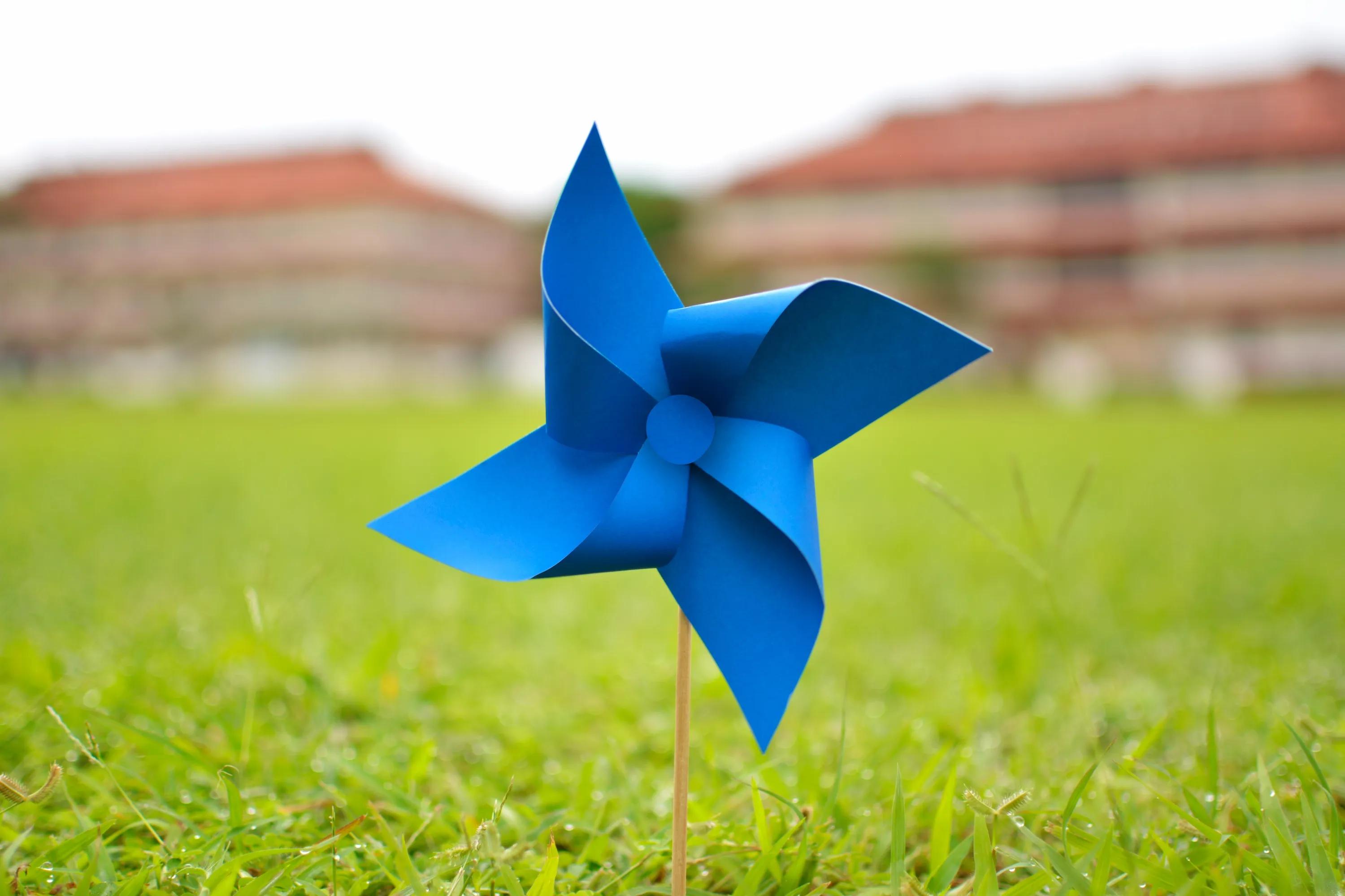 Un molinete azul en el césped del campus de Ciudad del Saber