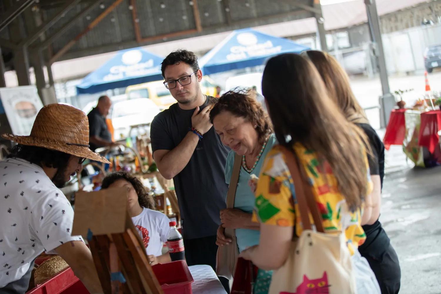 visitantes del mercado urbano de Ciudad del Saber