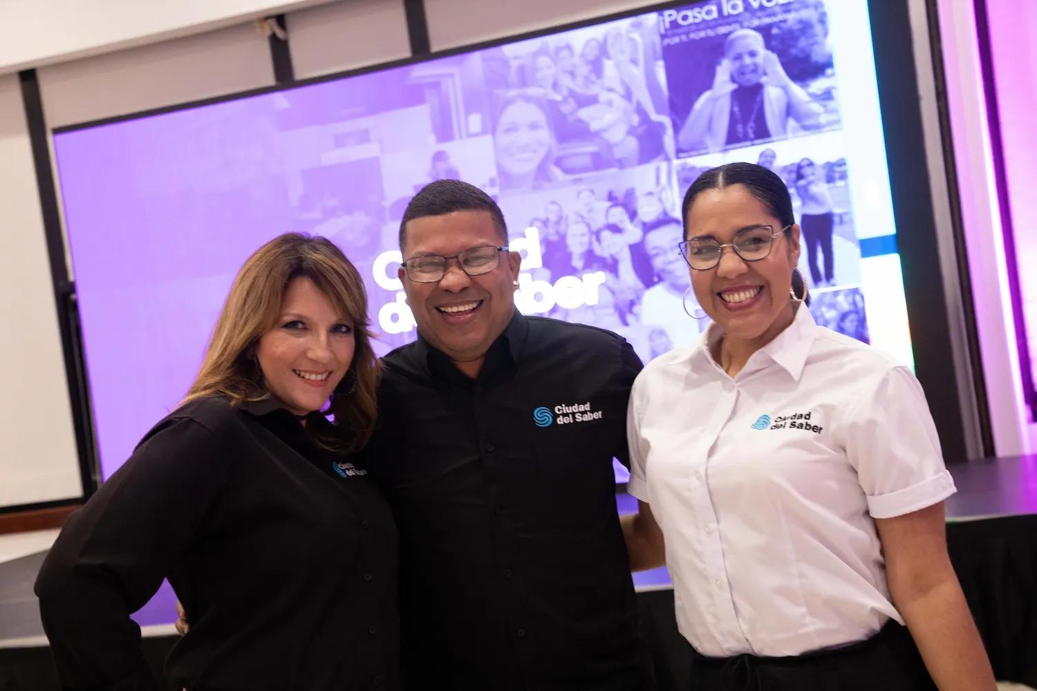 Personas sonrientes participan en un evento de Ciudad del Saber