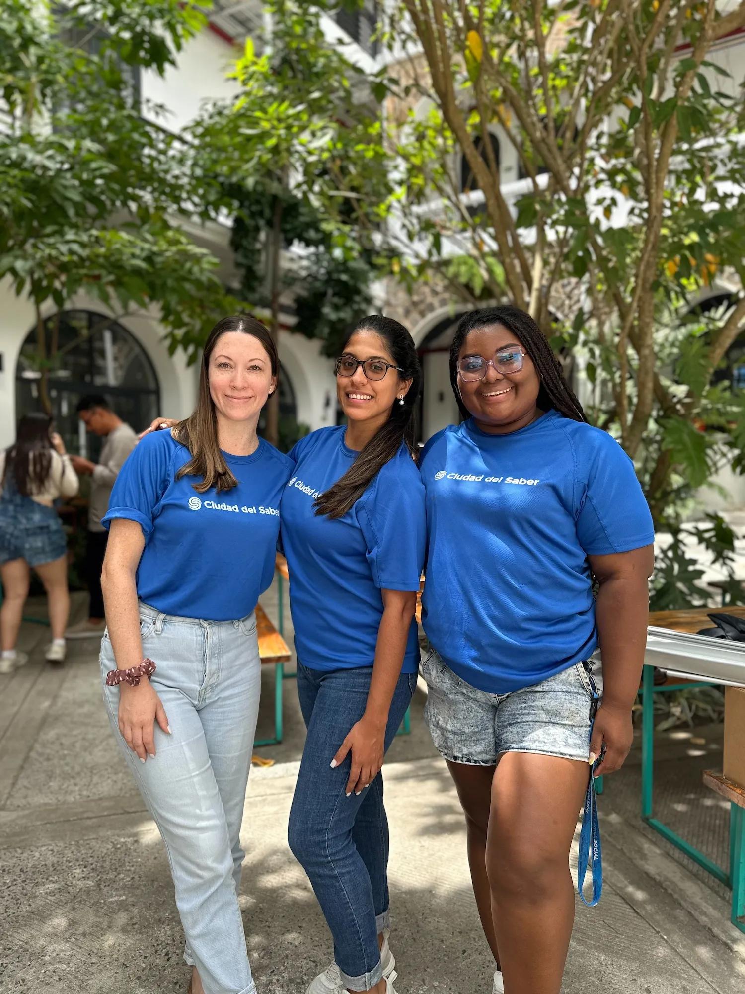 Mujeres con camiseta de Ciudad del Saber