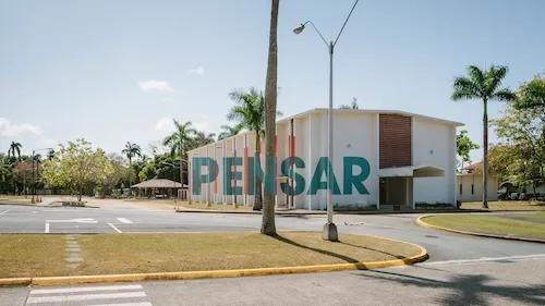 Edificio con la palabra pensar, en Ciudad del Saber