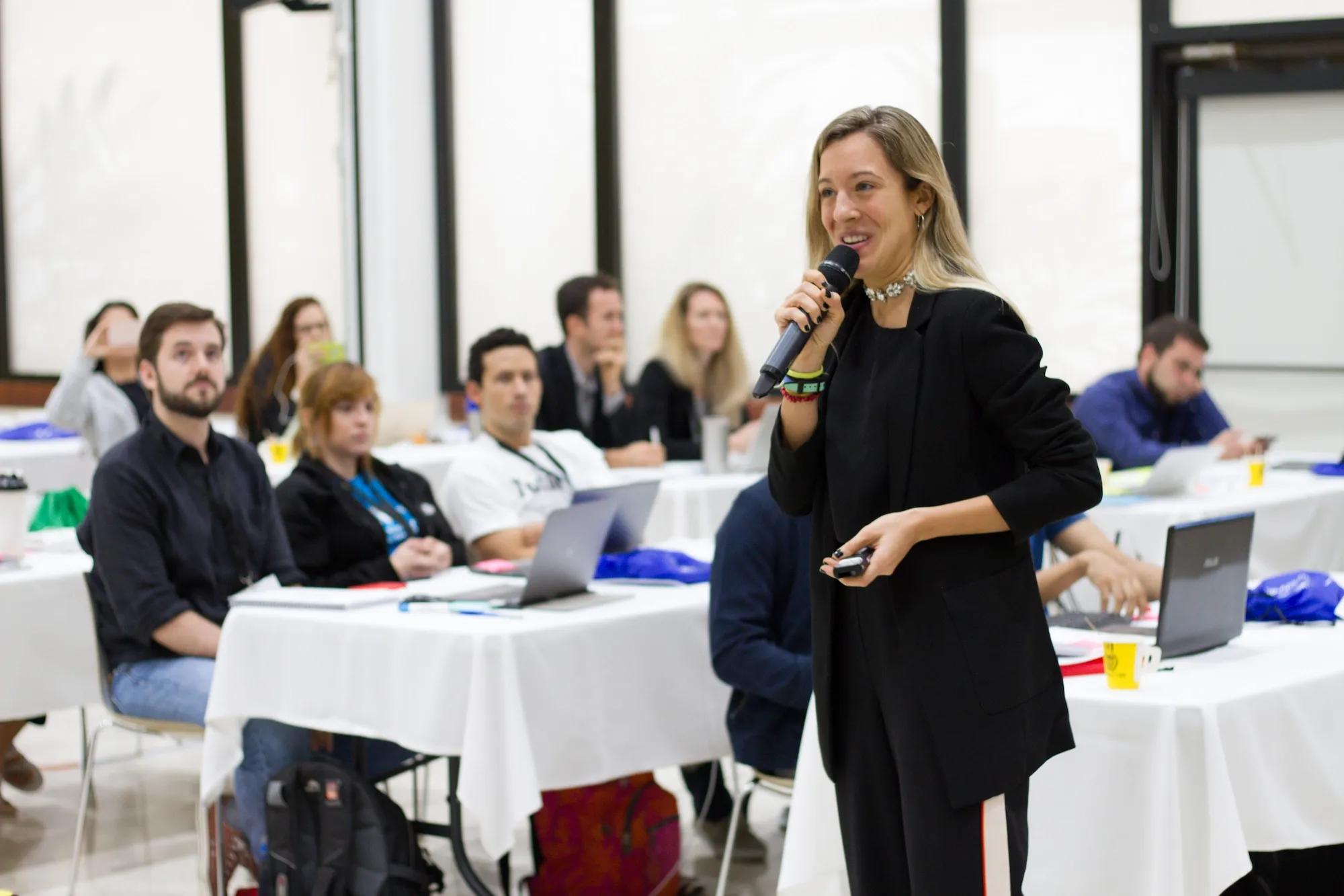 Mujer expositora realiza charla en alguna aula de Ciudad del Saber