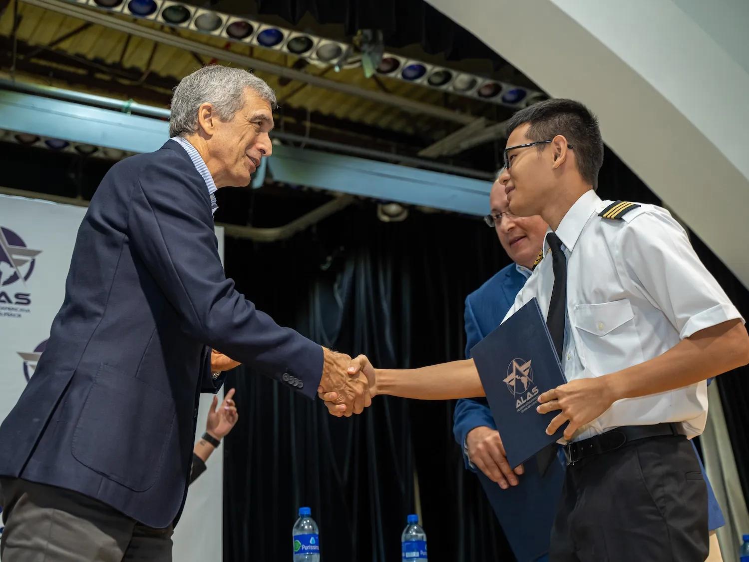 Ceremonia de graduación de los nuevos pilotos en ALAS