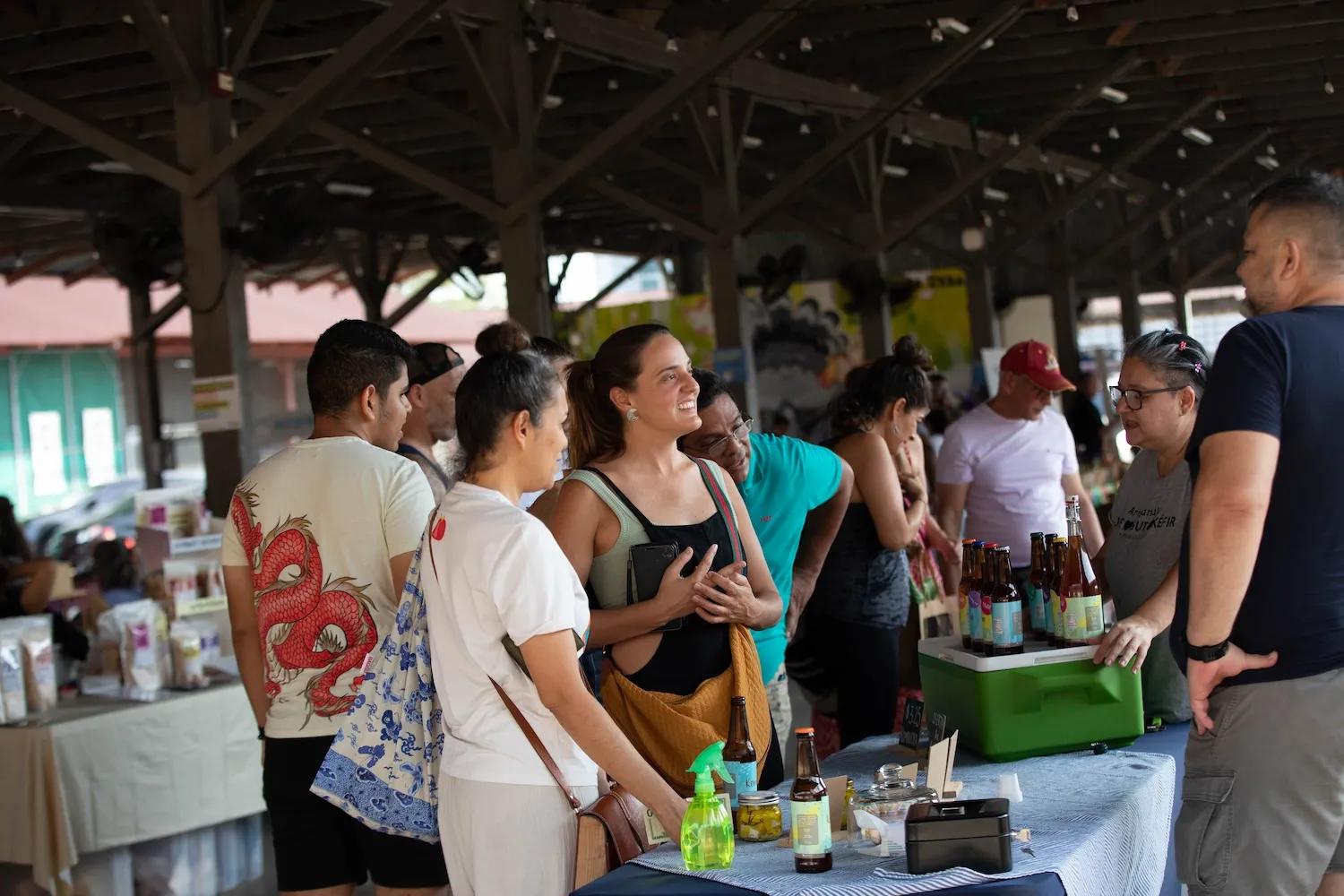 Personas recorren el Mercado Urbano de Ciudad del Saber