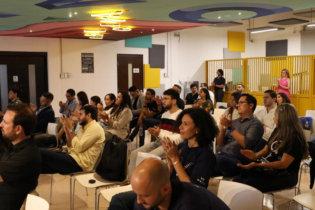 Asistentes a charlas sobre incubación y desarrollo