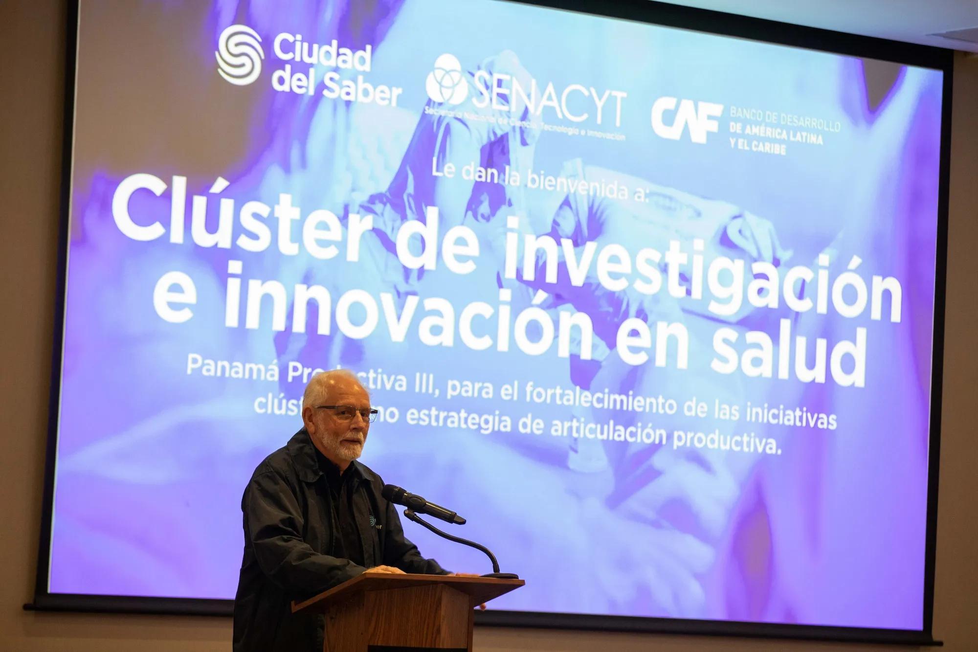 Expositor del Clúster de investigación e innovación en salud